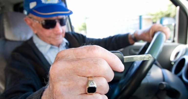 متى يجب تحذير كبار السن من القيادة؟